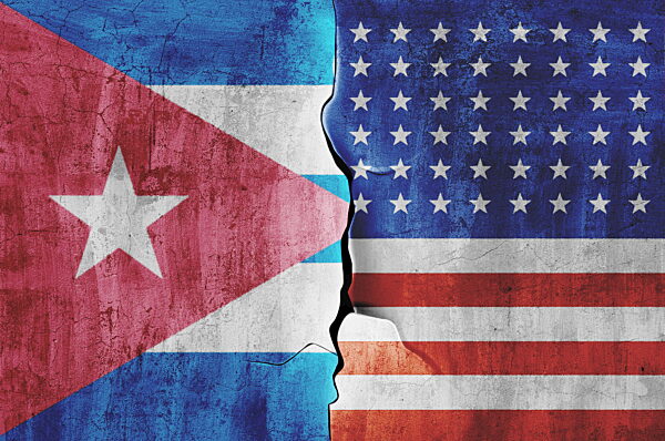 Flagge der Vereinigten Staaten von Amerika und die Flagge von Kuba an der Wand - Bildmontage