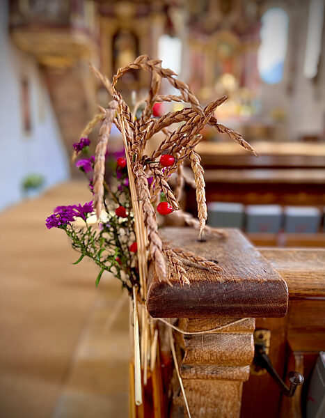 04.10.2022,  Erntedank-Krone in einer Kirche im Unterallgaeu