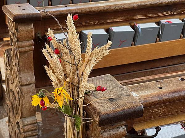 04.10.2022,  Erntedank-Krone in einer Kirche im Unterallgaeu