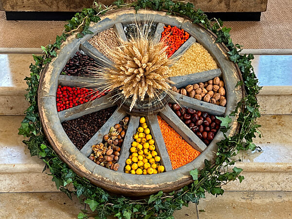 04.10.2022,  Erntedank-Krone in einer Kirche im Unterallgaeu