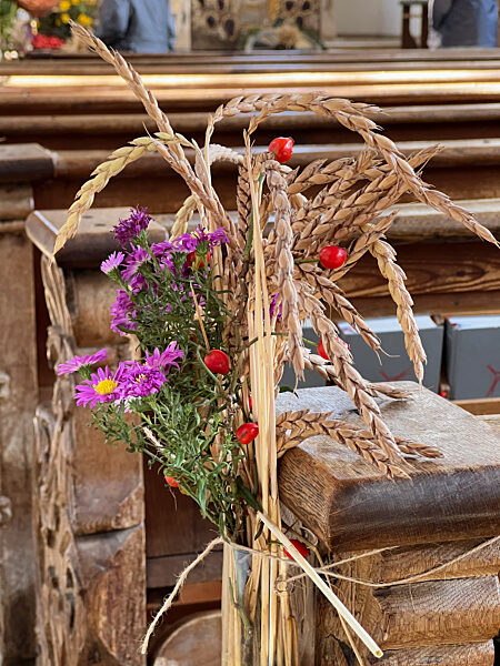 04.10.2022,  Erntedank-Krone in einer Kirche im Unterallgaeu