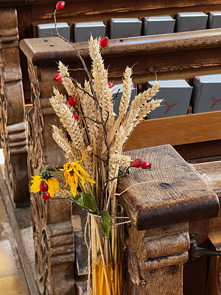 04.10.2022,  Erntedank-Krone in einer Kirche im Unterallgaeu