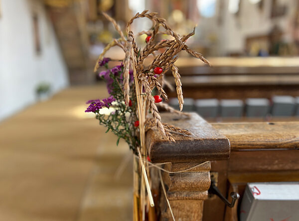 04.10.2022,  Erntedank-Krone in einer Kirche im Unterallgaeu