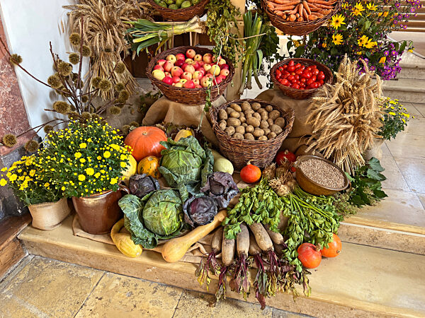04.10.2022,  Erntedank-Krone in einer Kirche im Unterallgaeu