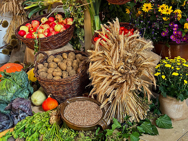04.10.2022,  Erntedank-Krone in einer Kirche im Unterallgaeu