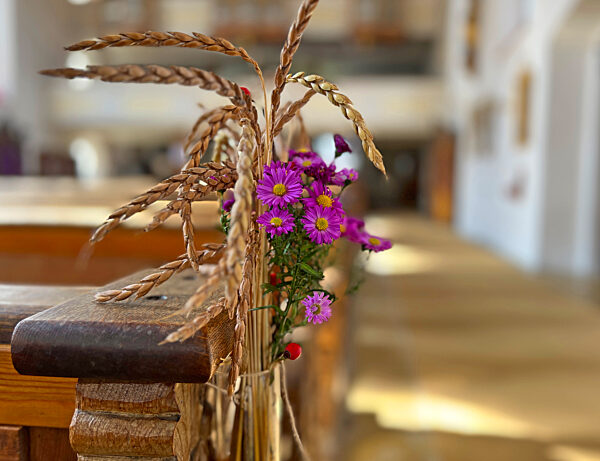 04.10.2022,  Erntedank-Krone in einer Kirche im Unterallgaeu