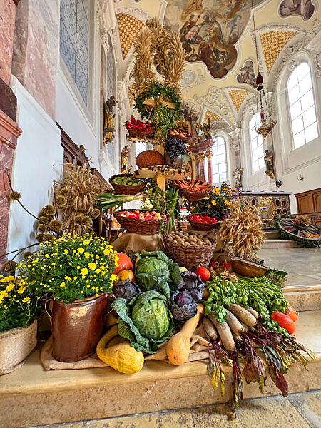 04.10.2022,  Erntedank-Krone in einer Kirche im Unterallgaeu