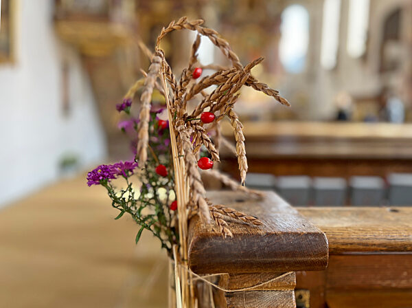 04.10.2022,  Erntedank-Krone in einer Kirche im Unterallgaeu