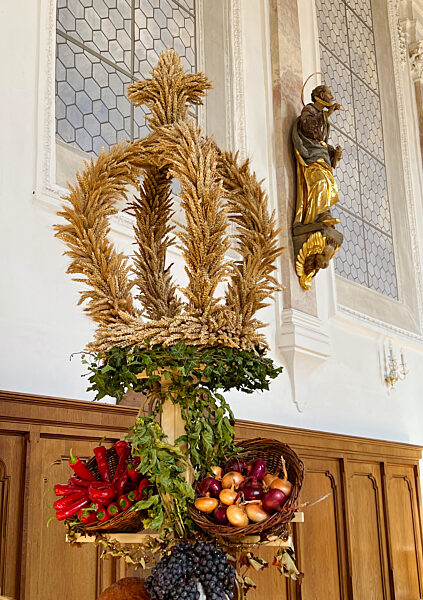 04.10.2022,  Erntedank-Krone in einer Kirche im Unterallgaeu