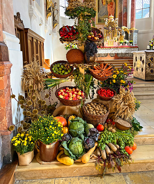 04.10.2022,  Erntedank-Krone in einer Kirche im Unterallgaeu