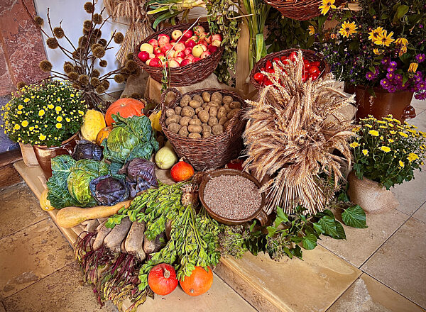 04.10.2022,  Erntedank-Krone in einer Kirche im Unterallgaeu