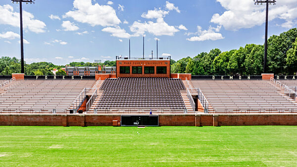 Das DFB Quartier Die DFB-Elf bezieht bei der WM 2026 ihr Hotel als zentrale Basis für Ruhe und Erholung.
Unsere Bildauswahl zeigt das Hotelambiente, die Ankunft der Spieler und Momente abseits des Spielfelds. So wird sichtbar, wie das Hotel das Umfeld für optimale Turniervorbereitung schafft.