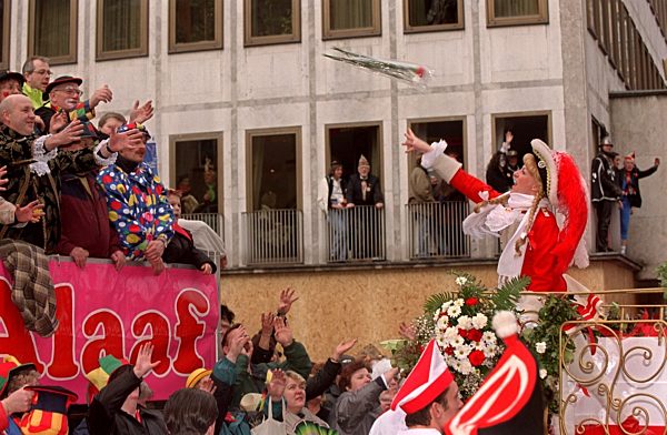 Karneval in Köln - "Strüssjer" fliegen durch die Luft