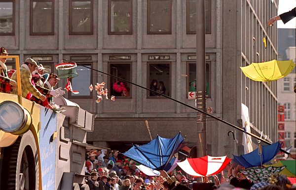 Karneval in Köln - "Kamelle" fangen