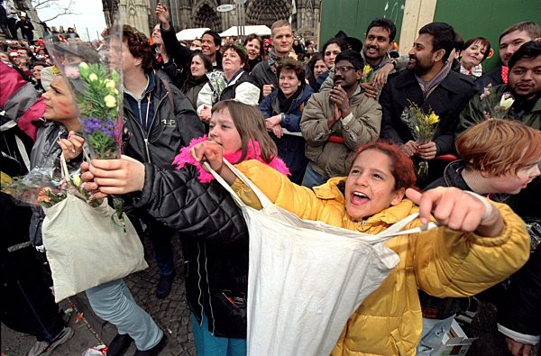 Karneval in Köln - Kinder fangen "Kamelle"