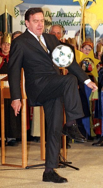 Bundeskanzler Schröder, der Spielemacher...