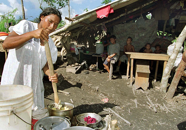 Hurrikan "Mitch": Nicaraguanerin in Notunterkunft