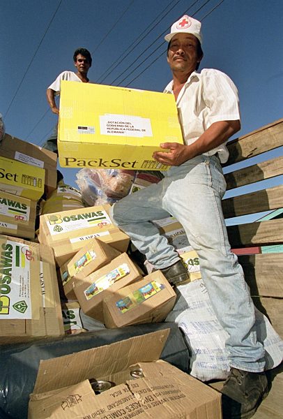 Hurrikan "Mitch": Verteilung von Hilfsgütern in Nicaragua