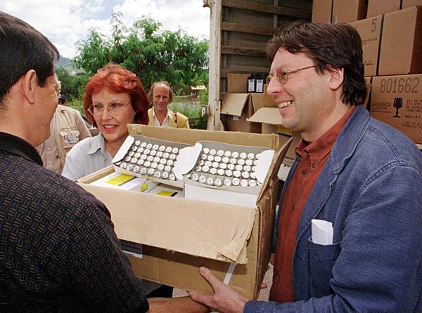 Hurrikan "Mitch": Wieczorek-Zeul und Volmer überreichen Medikamente