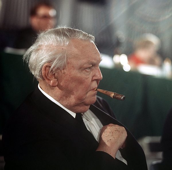 Ludwig Erhard mit Zigarre