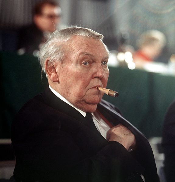 Ludwig Erhard mit Zigarre