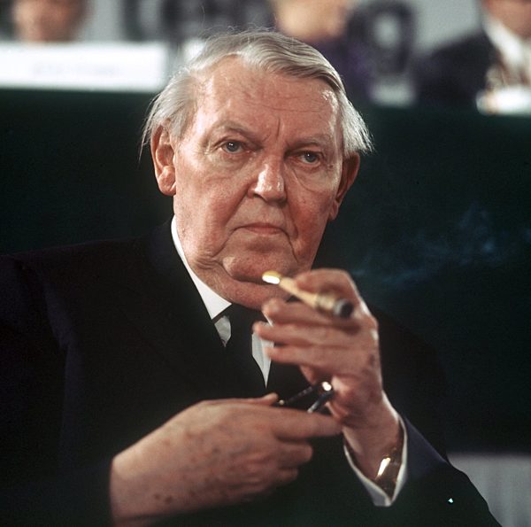 Ludwig Erhard mit Zigarre