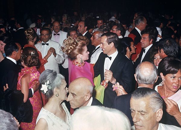 Professor Christiaan Barnard tanzt mit Gracia Patricia