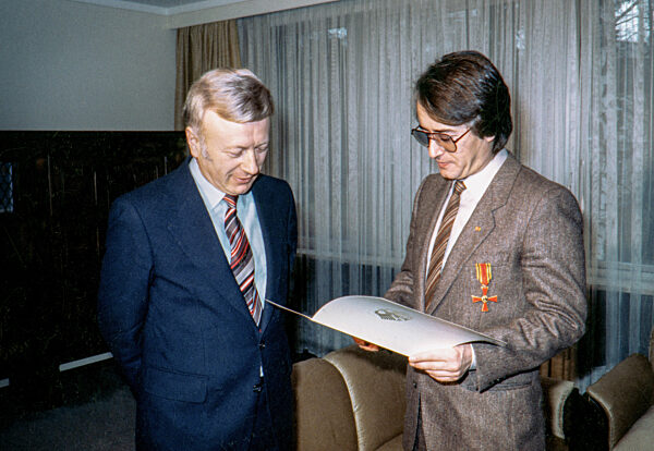 Frank Elstner erhält Bundesverdienstkreuz 1979