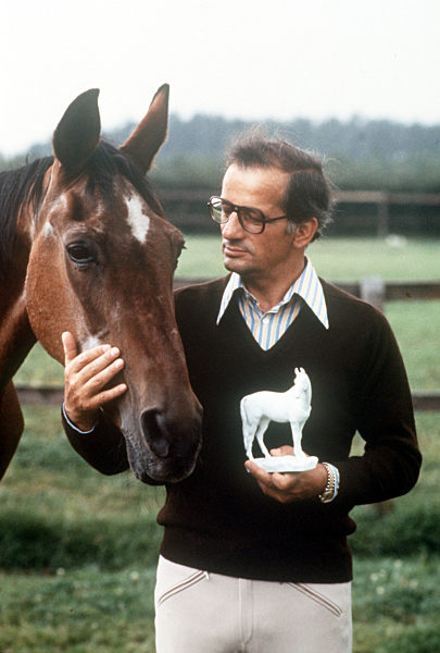 Deutschlands berühmtester Springreiter, Hans Günter Winkler, posiert am 17...