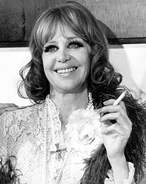 Hildegard Knef mit Bundesverdienstkreuz ausgezeichnet