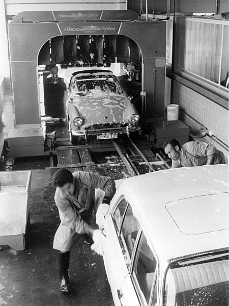 Moderne Autowaschanlage 1964 in Düsseldorf eröffnet