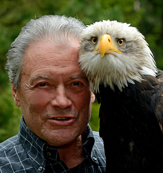 Hans-Jürgen Bäumler besucht Greifvogelstation und Wildfreigehege