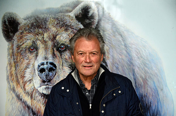 Hans-Jürgen Bäumler besucht Greifvogelstation und Wildfreigehege