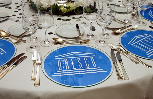 Ein Mustergedeck für die internationale UNESCO-Benefiz-Gala "Kinder in Not...