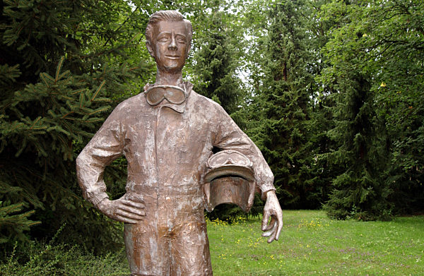 Eine Bronzestatue des Rennfahres Wolfgang Graf Berghe von Trips...