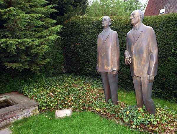 Die Bronze-Figuren von Charles de Gaulle (l) und Konrad Adenauer stehen im...