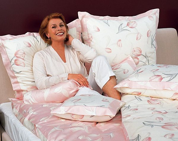 Senta Berger stellt eigene Bettwäsche-Kollektion vor