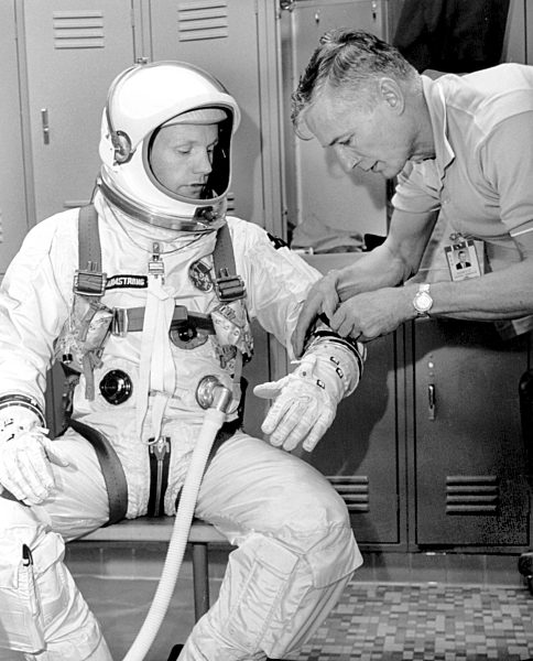 Der amerikanische Astronaut Neil Armstrong im Februar 1966 im Kennedy Space...