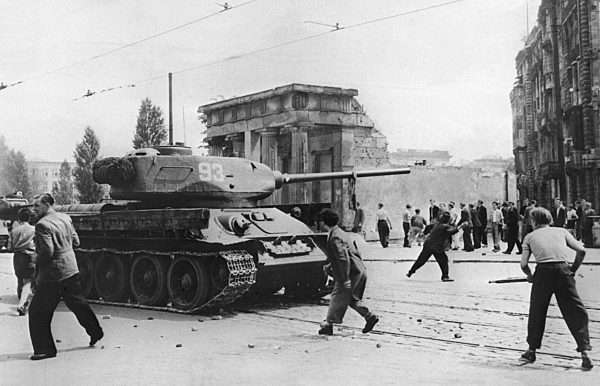 DDR - 1950er Jahre Fünfjahresplan, Volksaufstand und der Trabant