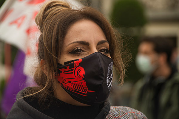 Spanish railway workers protest against restrictions