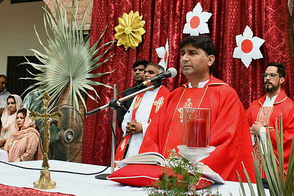 Pakistan: Palm Sunday procession