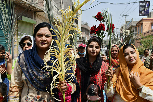 Pakistan: Palm Sunday procession