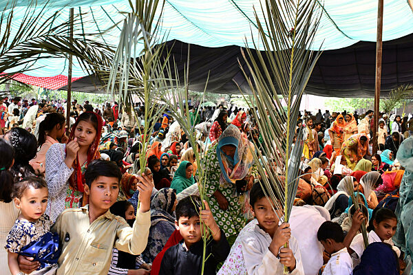 Pakistan: Palm Sunday procession