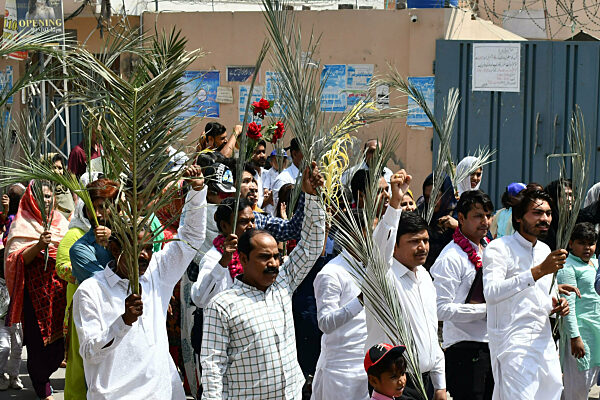 Pakistan: Palm Sunday procession
