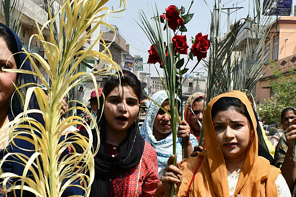 Pakistan: Palm Sunday procession