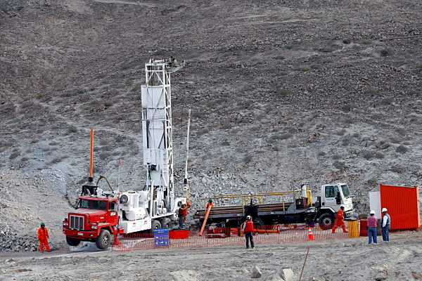 Rescuers fight against time to save Chilean miners