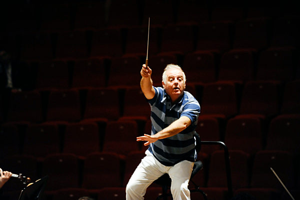 Barenboim returns to Colon theatre and celebrates 60 years of his debut as a pianist