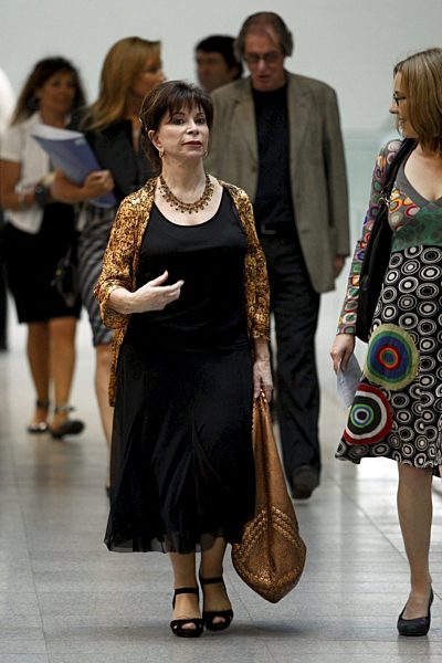 In tears, Isabel Allende gets National Award for Literature