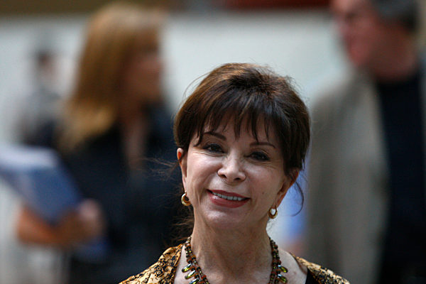 Isabel Allende reveals she has tried drugs and criticizes Pinera