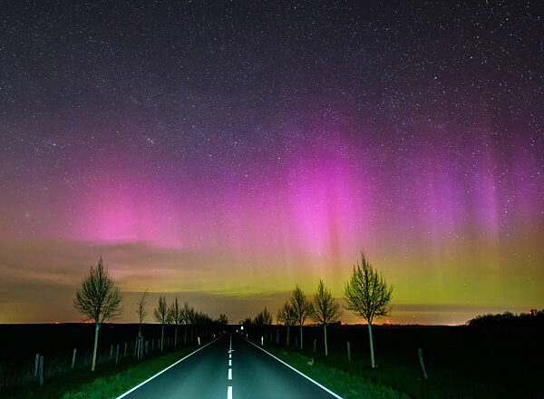 Polarlichter leuchten am Nachthimmel